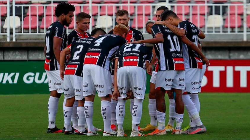 48º lugar - Joinville: 2200 pontos / Alguns dos títulos considerados: 12 campeonatos catarinenses, um Brasileirão Série C e um Brasileirão Série B.