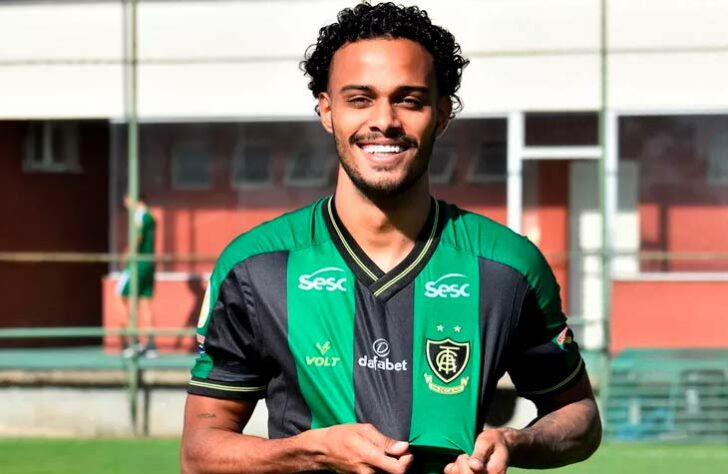 FECHADO! - O América-MG anunciou que três jogadores do atual elenco não terão os seus contratos renovados com o clube para 2022. São eles: O lateral Lucas Luan, o atacante Chrigor (foto) e o volante Ramon.