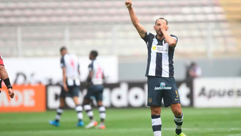 COMPLICOU - Mesmo com o interesse de Barcos, atualmente no Alianza Lima, em regressar ao LDU, Esteban Paz, presidente do clube equatoriano, acabou com qualquer tipo de especulação.“Hernán Barcos é passado. Ele gosta de utilizar a rede social para mandar recado e mexer com a torcida, mas o nosso ideal na LDU é renovar elenco e novos ídolos de maneira constante”, disparou na coletiva de imprensa.