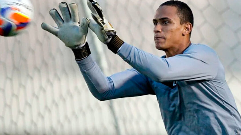 NO RADAR - O Botafogo tem interesse em contar com Renan para a temporada de 2022. O goleiro, cria da base do clube, está livre no mercado desde que saiu do Ludogorets, no meio deste ano. Ainda sem acordo de renovação com Gatito, a diretoria monitora a contratação do jogador. A informação é da ‘Rádio Tupi’.