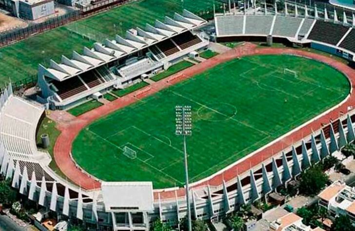 Estádio Al Nahyan, em Abu Dhabi, Emirados Árabes Unidos.