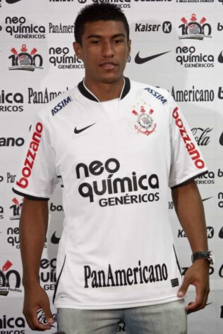 No dia 16 de abril de 2010, Paulinho chegou ao Timão. Destaque do Bragantino no Paulistão daquele ano, o meia chegou inicialmente por empréstimo, agradou, permaneceu e colocou o seu nome na galeria de ídolos corintianos. 