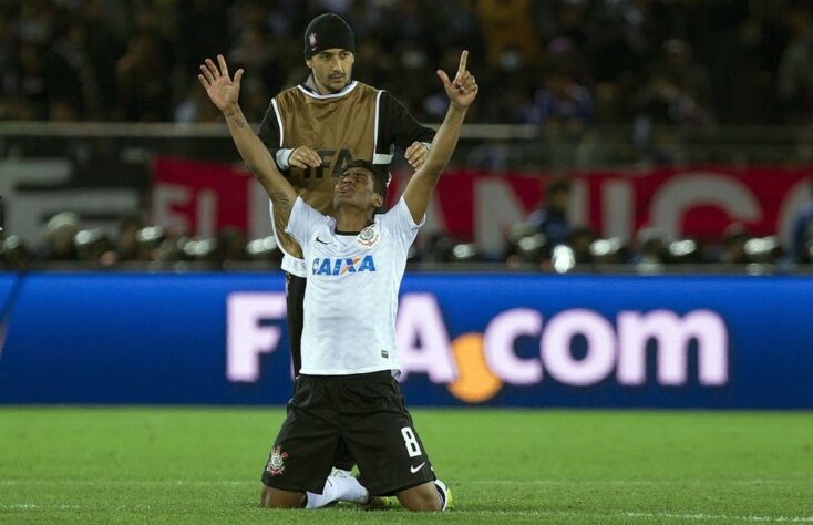 No dia 16 de dezembro de 2016, o Corinthians conquistou o Campeonato Mundial de Clubes, batendo o Chelsea, da Inglaterra, por 1 a 0, com gol de Paolo Guerrera, que teve participação de Paulinho na construção da jogada, antes de soltar a bola para Danilo finalizar a bola sobrar para o camisa 9, autor do gol. 