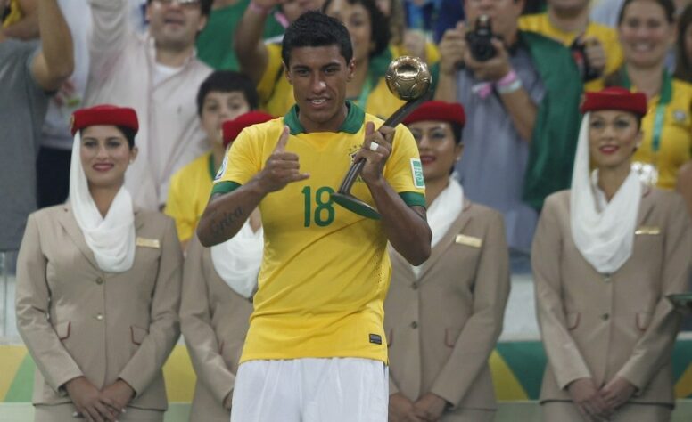 Dias antes da oficialização da saída de Paulinho do Corinthians, indo para o Tottenhan, da Inglatera, Paulinho foi convocado à Seleção Brasileira para disputar a Copa das Confederações. Um dos principais jogadores brasileiros, o meia ficou com o troféu de terceiro melhor do torneio, ficando atrás apenas do vencedor Neymar e o espanho Andrés Iniesta, que ficou na segunda colocação. 