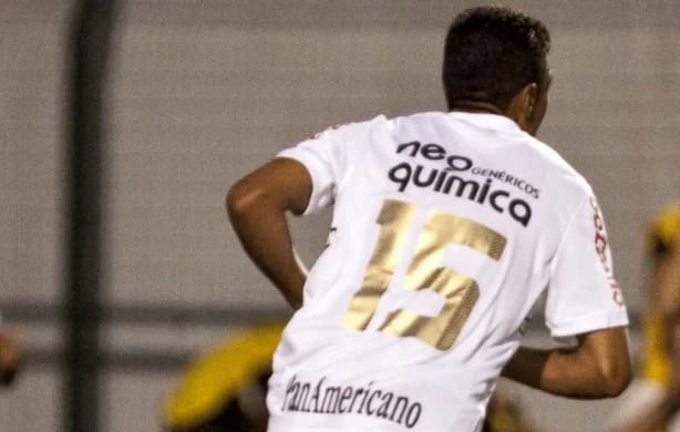 A estreia de Paulinho não foi nada animadora, entrando faltando pouco mais de 10 minutos da partida que resultou na eliminação corintiana da Libertadores de 2010, ano do centenário do clube, contra o Flamengo, no estádio do Pacaeumbu. Mas o primeiro gol de Paulinho coma camisa do Timão foi especial, justamente no primeiro clássico disputado pelo jogador representando o clube São Jorge, Paulinho anotou o último dos quatro gols corintianos na vitória por 4 a 2 sobre o Santos, novamente no Pacaembu, pela quinta rodada do Brasileirão, no dia 30 de maio de 2010. 