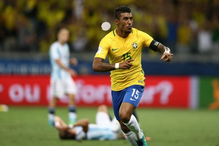 Foi vestindo a camisa do Corinthians que Paulinho foi convocado pela primeira vez à Seleção Brasileira. No dia 5 de setembro, o técnico Mano Menezes chamou o meia para representar o Brasil contra a Argentina, em Córdoba, pelo jogo de ida do Superclássico das Américas, que terminou empatado em 0 a 0. Paulinho até foi convocado para a volta, no Mangueirão, onde o Brasil ganhou por 2 a 0 e se sagrou campeão, mas uma lesão tirou o meia da segunda partida. 