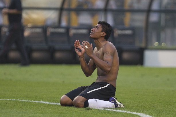 No dia 4 de dezembro de 2011, Paulinho conquistou o primeiro dos seus quatro títulos pelo Corinthians. Um empate em 0 a 0 contra o Palmeiras, no Pacaembu, na última rodada do Brasileirão de 2011 confirmou a conquista nacional para o Timão. 