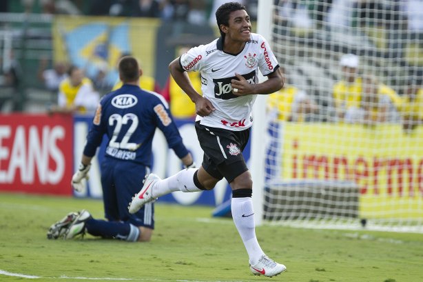 O primeiro gol de Paulinho em um Dérbi aconteceu apenas na 15ª rodada do Paulistão de 2012. no Pacaembu. O tento foi o de empate, e minutos depois Márcio Araújo, contra faria o segundo do Timão, que resultaria na vitória. Paulinho ainda marcou um segundo gol sobre o Palmeiras naquele mesmo ano, pela 26ª rodada do Brasileirão.  