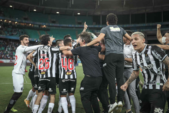 Após 50 anos, é campeão! - Com a combinação de resultados, o Atlético poderia sagrar-se campeão brasileiro na 32ª rodada, mas isso parecia improvável, pois a equipe perdia por 2 a 0 para o Bahia. Contido, em uma virada alucinante nos últimos 30 minutos, Keno conduziu o Galo para a virada, e após 50 anos, o Galo voltava a ser campeão brasileiro.