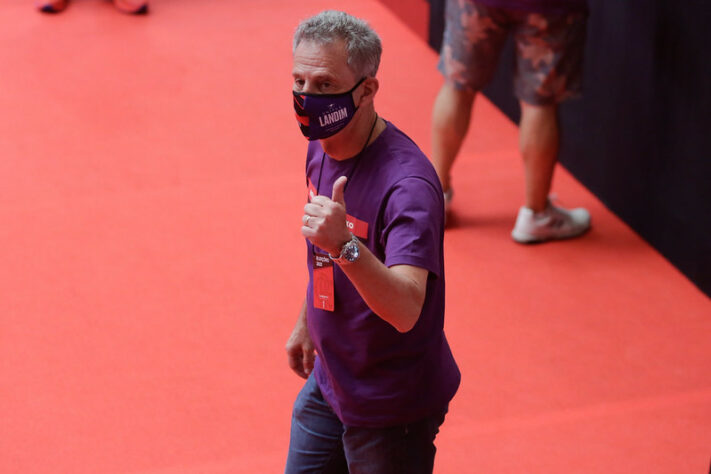 FECHADO - Em eleição realizada na Sede da Gávea, ao longo deste sábado, Rodolfo Landim, candidato da "Chapa Roxa - UniFla", foi reeleito e seguirá como presidente do Flamengo no triênio 2022/24. Será o segundo mandato do dirigente. A Chapa Roxa recebeu um total de 1.301 votos no pleito.