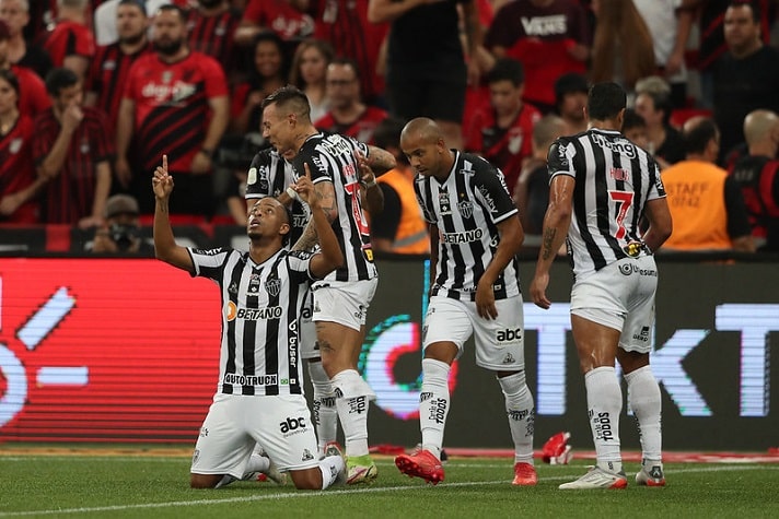 Du a lógica na Arena da Baixada e o Atlético-MG venceu o Athletico-PR por 2 a 1, fazendo 6 a 1 no placar agregado. O resultado confirmou o título da Copa do Brasil para o Galo. Com destaque para trio, confira as notas atleticanas na partida de volta da final: