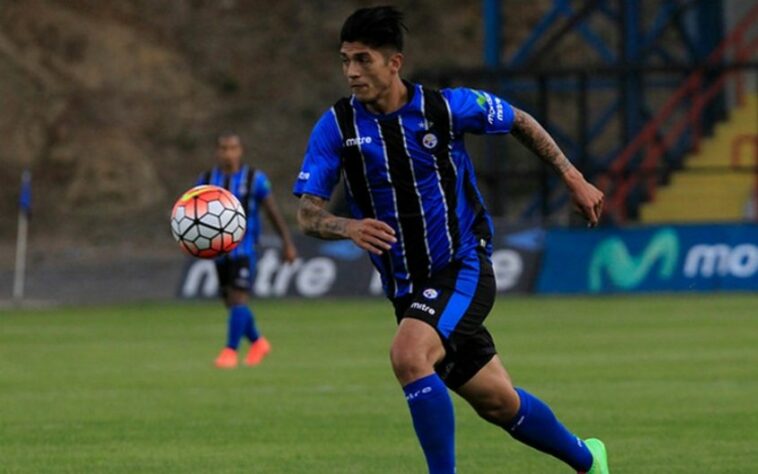 NÃO ROLOU - A Universidad Católica confirmou o retorno do zagueiro Valber Huerta, que ficou muito próximo de ser contratado pelo Palmeiras, mas reprovou nos exames médicos do clube. O defensor chegou a ser fotografado com a camisa do Verdão na Academia de Futebol, mas teve de voltar ao Chile após a negociação melar em decorrência deste problema.