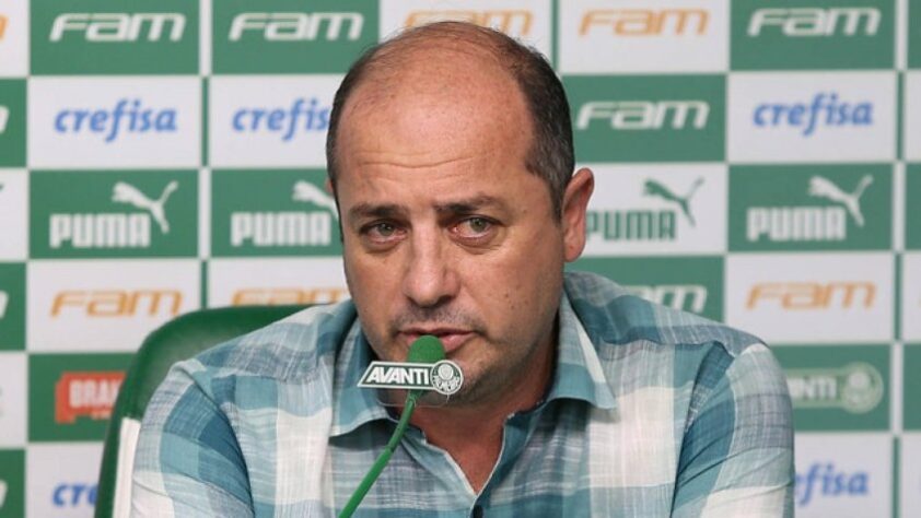 COMPLICOU - Vaivém também no mundo dos dirigentes. O gerente de futebol do Palmeiras, Cícero Souza, pode deixar o clube em breve. Ele recebeu um convite para trabalhar na Confederação Brasileira de Futebol (CBF) e se reunirá com a alta cúpula palestrina na próxima segunda-feira para discutir o assunto.