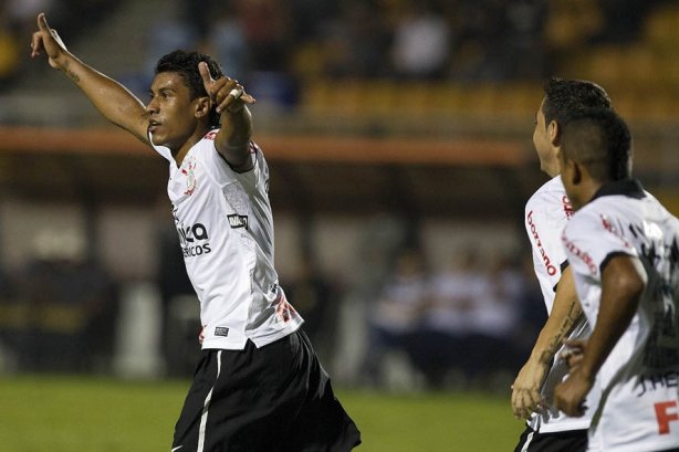 Paulinho marcou três gols pelo Corinthians na Libertadores de 2012. O primeiro deles foi na última rodada da fase de grupos, o segundo de uma goleada por 6 a 0, no Pacaembu. 