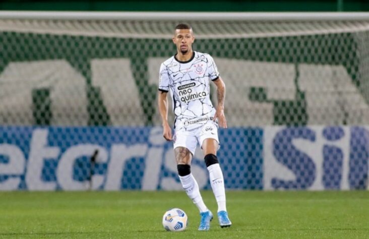 FECHADO - João Victor, zagueiro do Corinthians, foi anunciado pelo Benfica. O jovem zagueiro desembarcou nesta manhã em Portugal para assinar contrato com o novo clube até 2027.