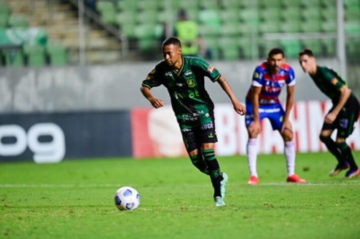 FECHADO! - Depois de fazer um pré-contrato com o Atlético-MG enquanto estava no América-MG, o atacante Ademir foi anunciado pelo Galo como nova contratação. O jogador de 26 anos acertou contrato com o clube até dezembro de 2024 e vai reforçar o time alvinegro depois de se destacar no Coelho.