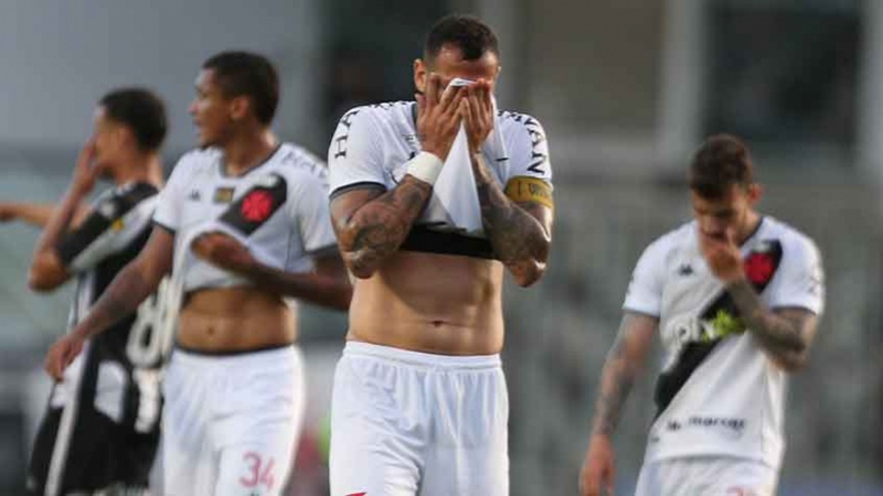 Vasco e Botafogo foram rebaixados juntos no início do ano, mas tiveram desempenhos e resultados diferentes na Série B. O Gigante da Colina patinou durante toda competição, enquanto o Glorioso se recuperou com a chegada de Enderson Moreira e foi campeão. O duelo dos rivais cariocas, em São Januário, marcou a diferença técnica, física e psicológica entre os times. Uma goleada de 4 a 0 com direito à vaias e xingamentos e a chance de acesso praticamente nula para o Cruz-Maltino.