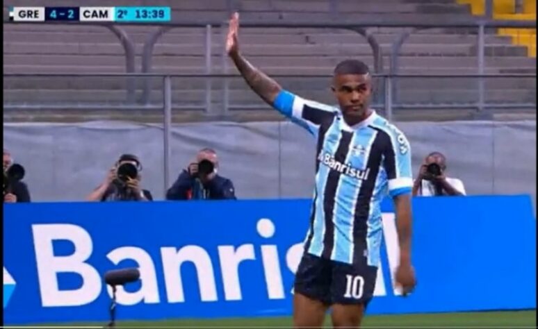 Ídolo queimado - Com o Grêmio quase rebaixado, Douglas Costa se envolveu em diversas polêmicas. O jogador foi muito criticado após a vitória sobre o São Paulo. Na ocasião, Douglas Costa levou o terceiro cartão amarelo ao tentar atrasar o jogo quando foi substituído. Após ficar de fora do jogo contra o Corinthians, o atacante se meteu em mais uma polêmica na semana mais importante para o clube no ano: ele pediu para a diretoria o dispensar da concentração para ir ao Rio de Janeiro, onde faria uma festa de casamento. A diretoria gremista negou.