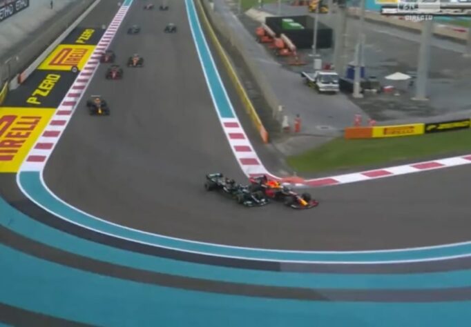 Após a largada, Hamilton e Verstappen quase se chocaram.