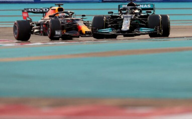 Disputa entre Hamilton e Verstappen.