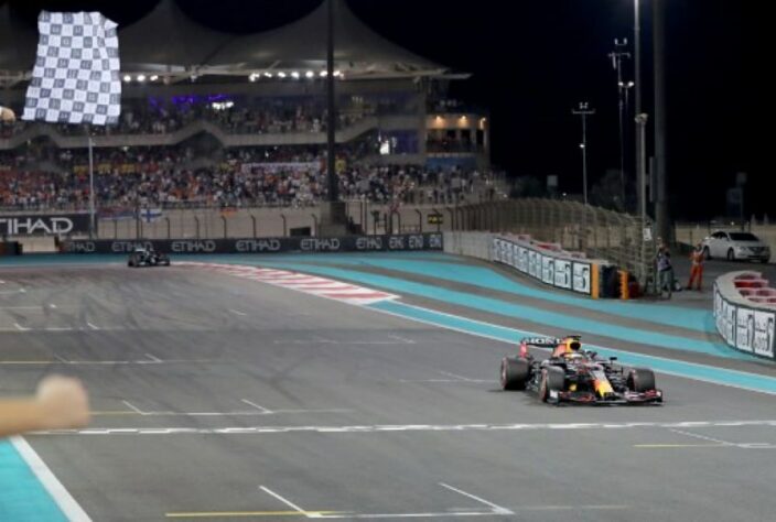 Na última volta, Verstappen ultrapassou Hamilton e sagrou-se campeão.