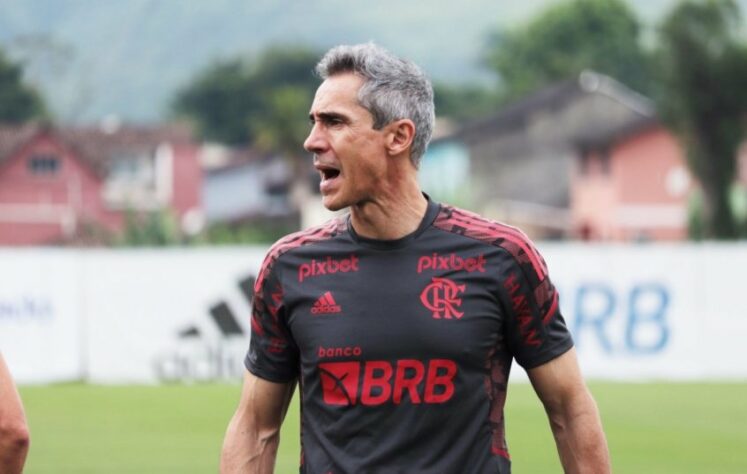 Apesar do pouco tempo de trabalho, Paulo Sousa recebe pressão no Rubro-Negro. O técnico português já ouviu vaias e gritos de "burro" da torcida do Flamengo em partidas desta temporada. Os motivos principais são as escalações e mexidas do técnico, que ainda está conhecendo o elenco. 