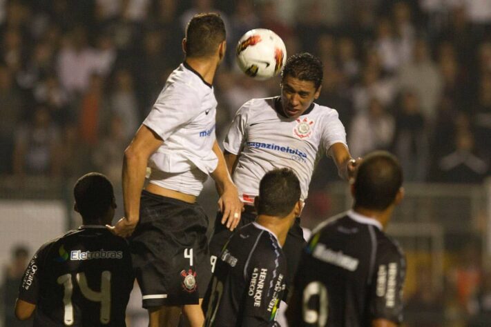 Momento mais marcante de Paulinho pelo Corinthians. Aos 42 minutos do segundo tempo, o meia subiu mais do que toda a defesa do Vasco, depois de cobrança de escanteio batido por Alex, e levou a Fiel a loucura com o gol que garantiu o Timão na semifinal da Libertadores. 