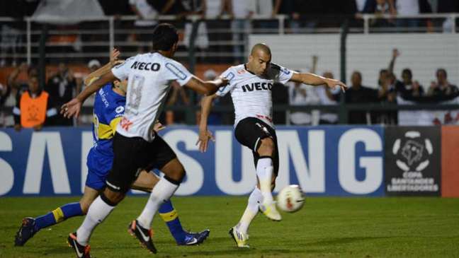 Paulinho estava ao lado de Emerson Sheik quando o atacante abriu o placar na decisão da Libertadores, no dia 4 de julho de 2012, que deu o primeiro e único título da competição continental ao Sport Club Corinthians Paulista. 
