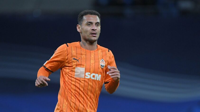 FECHADO - Um dos principais nomes do Shakhtar Donetsk na atual temporada, o brasileiro Alan Patrick renovou seu contrato com o clube ucraniano. Na última quinta-feira, o time comandado por Roberto De Zerbi anunciou o novo acordo com o meia-atacante, que estendeu o vínculo até dezembro de 2025.