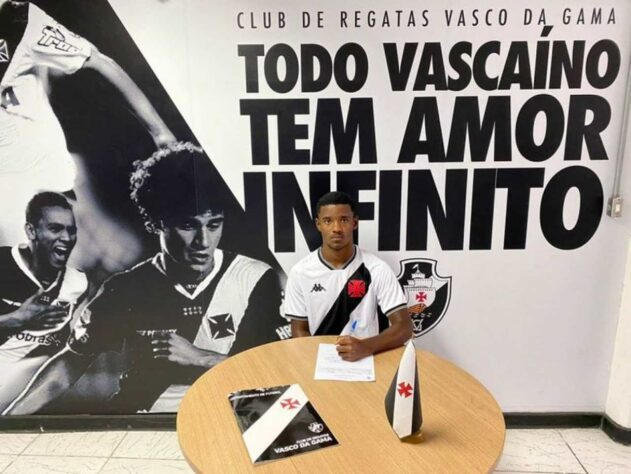 FECHADO - O Vasco assinou, nesta quinta-feira, o contrato de formação do lateral-esquerdo Alex Ramiro, destaque da equipe Sub-14, até dezembro de 2024. Essa é mais uma ação do clube que tem procurado valorizar suas joias com renovações e reforços para as divisões de base.