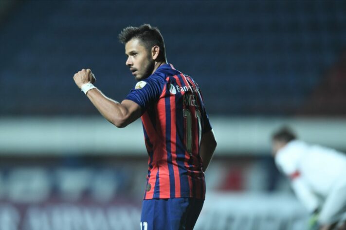 NEGOCIANDO - Livres no mercado desde a saída do San Lorenzo, Ángel e Óscar Romero aparecem na mira de debates do Boca Juniors. De acordo com a "TyC Sports", Juan Román Riquelme analisou o mercado e escolheu o nome de Ángel Romero para atuar na La Bombonera a partir de 2022.