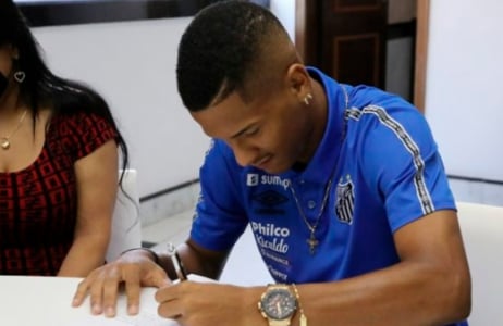 FECHADO - O Santos acertou nesta sexta-feira (10) a renovação de contrato com o atacante Ângelo, uma das maiores apostas do clube, até o final de dezembro de 2024, com opção de renovação bilateral por mais dois anos. 