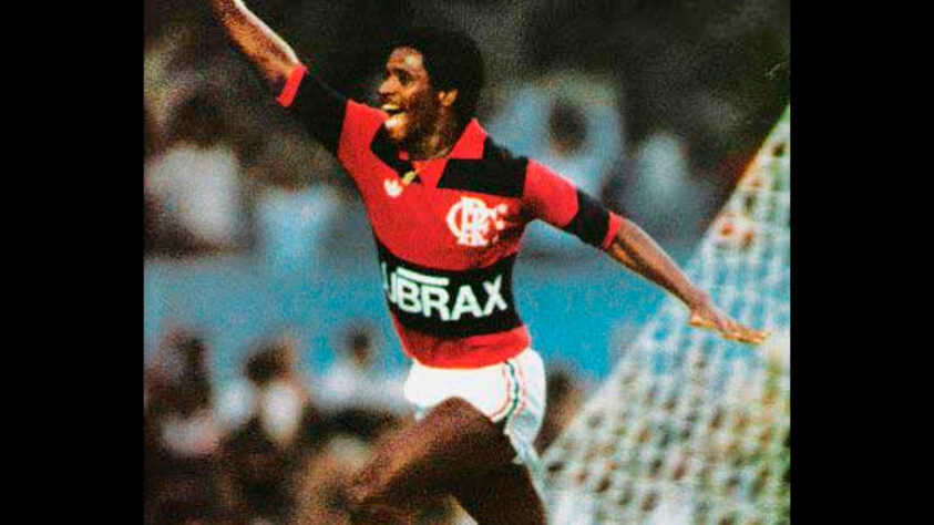 Adílio defendeu o Flamengo entre 1975 e 1987, disputando 616 jogos e conquistando cinco Estaduais, três Brasileiros, uma Libertadores e o Mundial de Clubes.