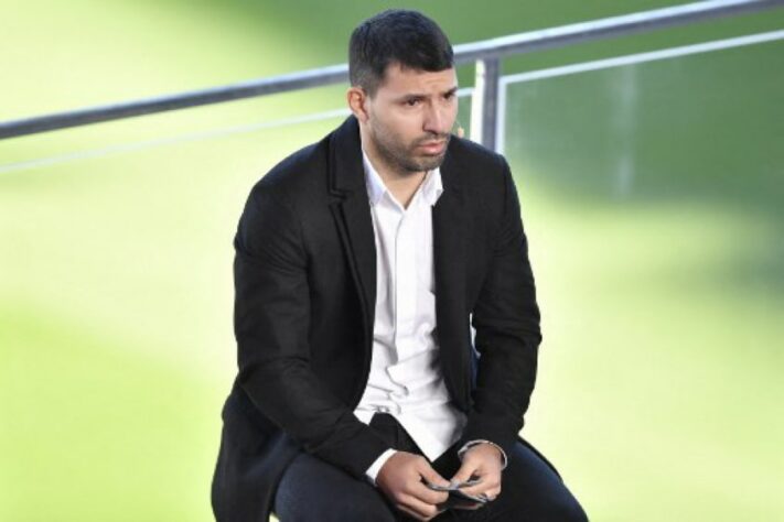 FECHADO! - Em uma despedida emocionante, o argentino Sergio Agüero anunciou sua aposentadoria como jogador de futebol nesta quarta-feira. O atleta de carreira vitoriosa afirmou que a decisão havia sido tomada há uma semana por questões de saúde. No último dia 30 de agosto, o atacante deixou o campo de jogo na partida entre Barcelona e Alavés por conta de uma arritmia cardíaca.