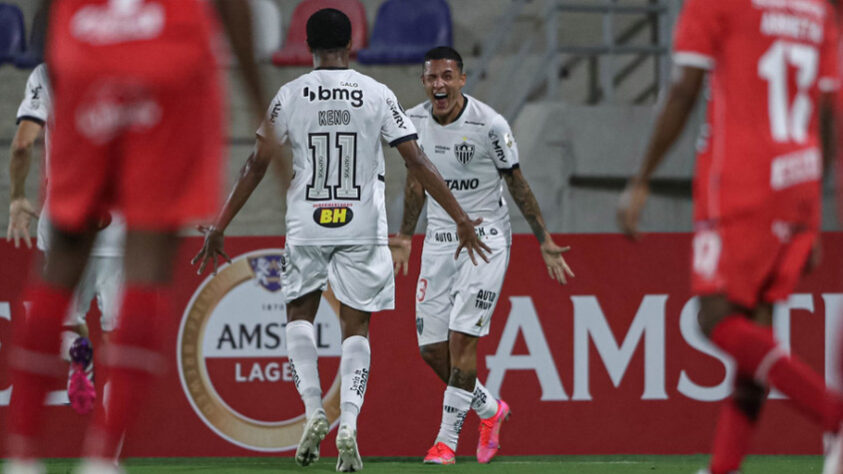 Confusão na Colômbia - O Atlético-MG deu sorte no sorteio da fase de grupos da Libertadores e pegou um grupo acessível. Na 4ª rodada, o Galo viveu altas emoções contra o América de Cali. pois o jogo teve de ser realocado devido aos protestos na Colômbia. Durante os 90 minutos, houve protestos do lado de fora do estádio, e muitos jogadores foram afetados por gás de pimenta, protagonizando cenas lamentáveis. Mesmo assim, o Galo venceu por 3 a 1 e encaminhou a vaga para o mata-mata da competição.