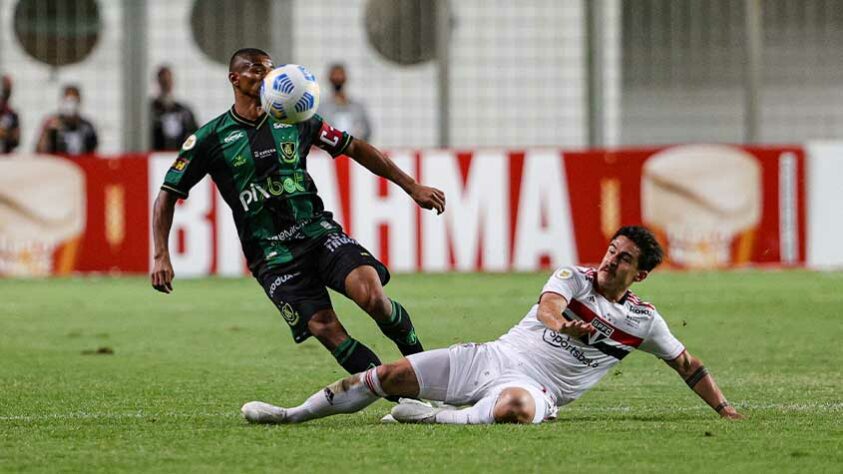 Em jogo válido pela última rodada do Brasileirão, o São Paulo exibiu um péssimo desempenho coletivo e foi derrotado por 2 a 0 pelo América-MG, em Belo Horizonte, onde atuou desfalcado e exibiu um futebol muito ruim em seu adeus à competição. Confira as notas dos jogadores do Tricolor. (De Redação LANCE!)