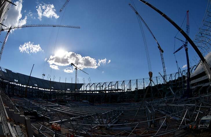 Arena MRV - O projeto para a nova arena do Atlético-MG seguiu a todo vapor ao longo de 2021. Em dezembro contudo, houve uma pausa para protestos. Isso porque os trabalhadores fizeram uma manifestação contra as condições de trabalho. De acordo com o Sindicato dos Trabalhadores nas Indústrias da Construção de BH, a Racional Engenharia, que é responsável pelas obras, não cumpre os acordos com os trabalhadores e não respeita as leis trabalhistas.