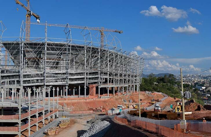 O estádio neste momento está entre 43 e 44% pronto e segue dentro do cronograma estabelecido. A tendência é que chegue a 50% no começo do ano que vem.