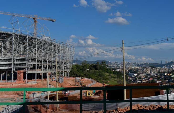 Neste momento, cerca de 600 pessoas estão trabalhando nas obras. A tendência é que, à medida que evolua, esse número chegue a mil.