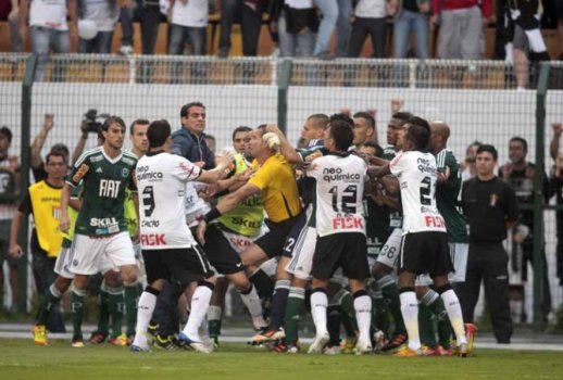 No fim da partida, o tempo fechou para os jogadores e Corinthians e Palmeiras, que precisaram ser contidos pela arbitragem. 