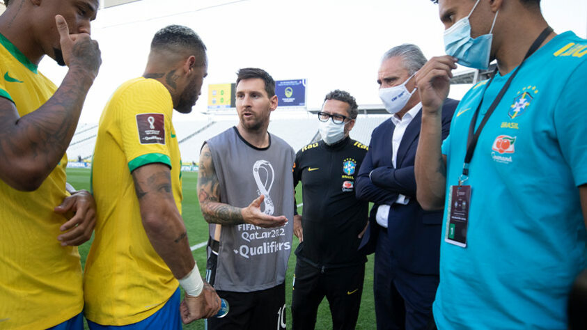 O duelo entre Brasil e Argentina durou apenas cinco minutos: agentes da Anvisa e da Polícia Federal interromperam a partida na Neo Química Arena.  Emiliano Martínez, Cristian Romero, Giovani Lo Celso e Emiliano Buendía tinham violado normas sanitárias do Brasil. A partida foi suspensa.