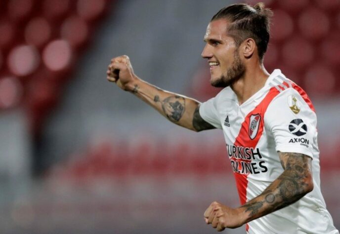 COMPLICOU - O River Plate-ARG vive uma corrida contra o tempo para tentar renovar com o meia Bruno Zuculini (foto) e o atacante Benjamín Rollheiser. O clube deseja ampliar os contratos, mas as conversas não foram animadoras, segundo o canal TyC Sports. Ambos poderão assinar pré-contrato com outras equipes em janeiro.