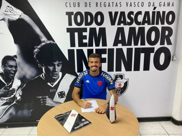 FECHADO - O Vasco assinou, na manhã desta sexta-feira, a renovação de contrato com o goleiro Cadu, da equipe sub-20, até dezembro de 2024. O acordo faz parte do trabalho do Departamento de Futebol de Base do clube, que pretende valorizar e renovar com os jovens talentos. 