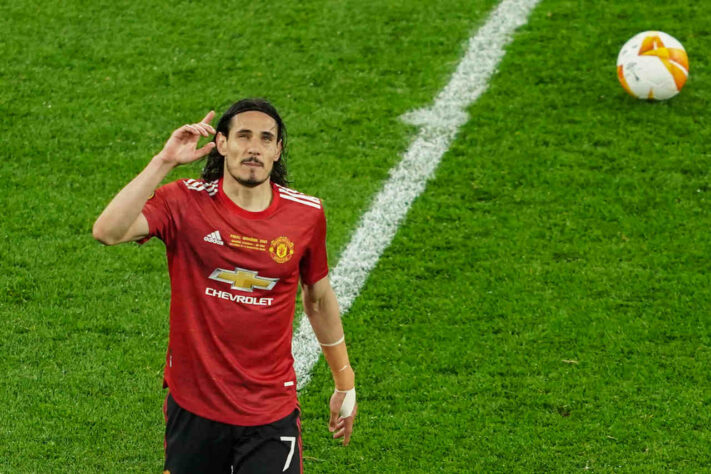 ESQUENTOU - O atacante Edinson Cavani busca deixar o Manchester United e sonha em se transferir para o Barcelona na próxima temporada, segundo o "The Times". O veterano uruguaio tem contrato com os Red Devils até 2022, mas aguarda saber o que será de seu futuro na equipe sob comando de Ralf Rangnick. Caso opte por deixar os Red Devils ao fim da temporada, o uruguaio estará livre no mercado para negociar com um novo clube. O atleta esteve na mira do Barcelona em outras oportunidades, e os culés buscam novas peças no ataque devido aos diversos problemas relacionados a lesões no elenco.