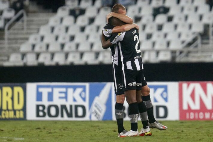 Carli e Kanu se destacaram na defesa. Além da liderança fora e dentro de campo, os zagueiros consolidaram uma grande dupla no meio da temporada que foi fundamental para a campanha do Botafogo. Juntos, eles não perderam e conquistaram bons números - foram cinco gols sofridos em 11 vitórias e três empates.