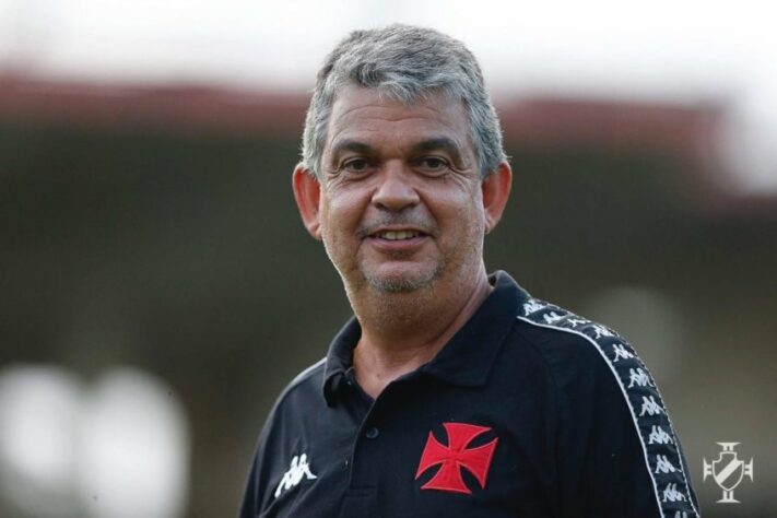 ESQUENTOU - Nem elenco, nem diretoria do Vasco ficaram sabendo com antecedência da decisão do técnico Zé Ricardo em pedir demissão na manhã deste domingo (5). Ainda estarrecidos, os dirigentes agora iniciam a busca por um substituto. Trabalho no qual a 777 Partners, futura gestora do clube, vai ter papel fundamental.