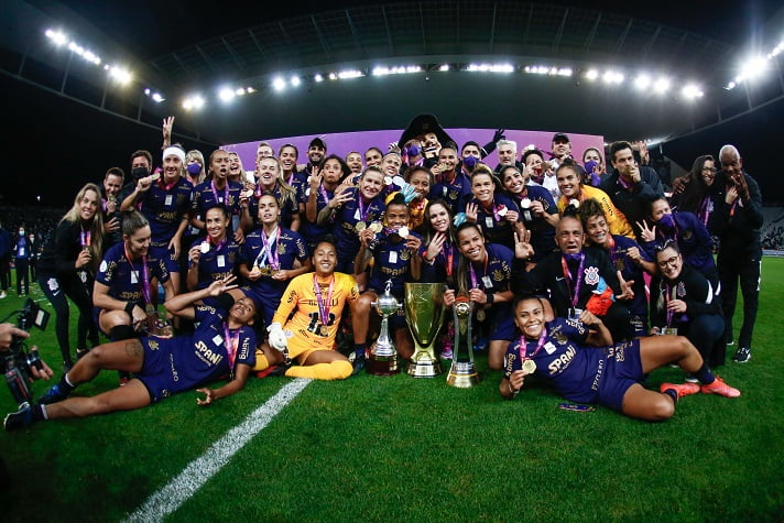 Se o time masculino terminou o ano sem títulos, a equipe feminina do Corinthians fez história levantando a tríplice coroa na temporada 2021: campeão brasileiro, campeão da Libertadores e campeão paulista, confirmando a hegemonia do clube no país e no continente. Foram 42 jogos, 37 vitórias, 3 empates e 2 derrotas: 90,45% de aproveitamento e 143 gols marcados.