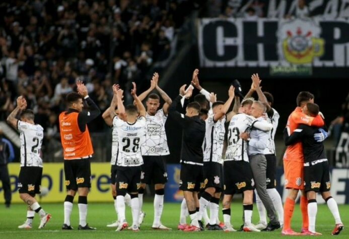 O time melhorou, mas seguia oscilando e precisando de um "algo mais" para poder se firmar entre os primeiros do Brasileirão. Até que o público voltou para a Neo Química Arena e turbinou o desempenho do Corinthians; Foram sete vitórias consecutivas em casa com a Fiel na arquibancada e uma arrancada para a Libertadores.