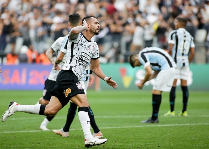 A sequência de vitórias com torcida na Arena foi interrompida no empate com o Grêmio, na penúltima rodada do Brasileirão-2021. O resultado, porém, acabou garantindo a equipe na fase de grupos da Copa Libertadores de 2022. O ponto conquistado veio com um golaço de Renato Augusto, no fim do jogo, o que também ajudou a rebaixar o Tricolor gaúcho.