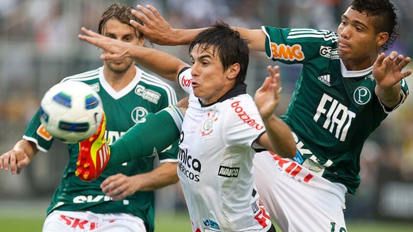 Com a bola rolando, o jogo foi bastante disputado. Willian, que na época não tinha bigode, defendia o Corinthians. O jogador hoje veste as cores do rival palmeirense. 